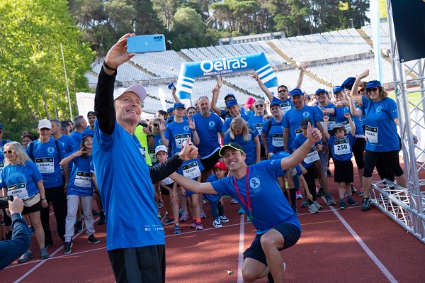 foto dos participantes na partida, com t-shirts azuis