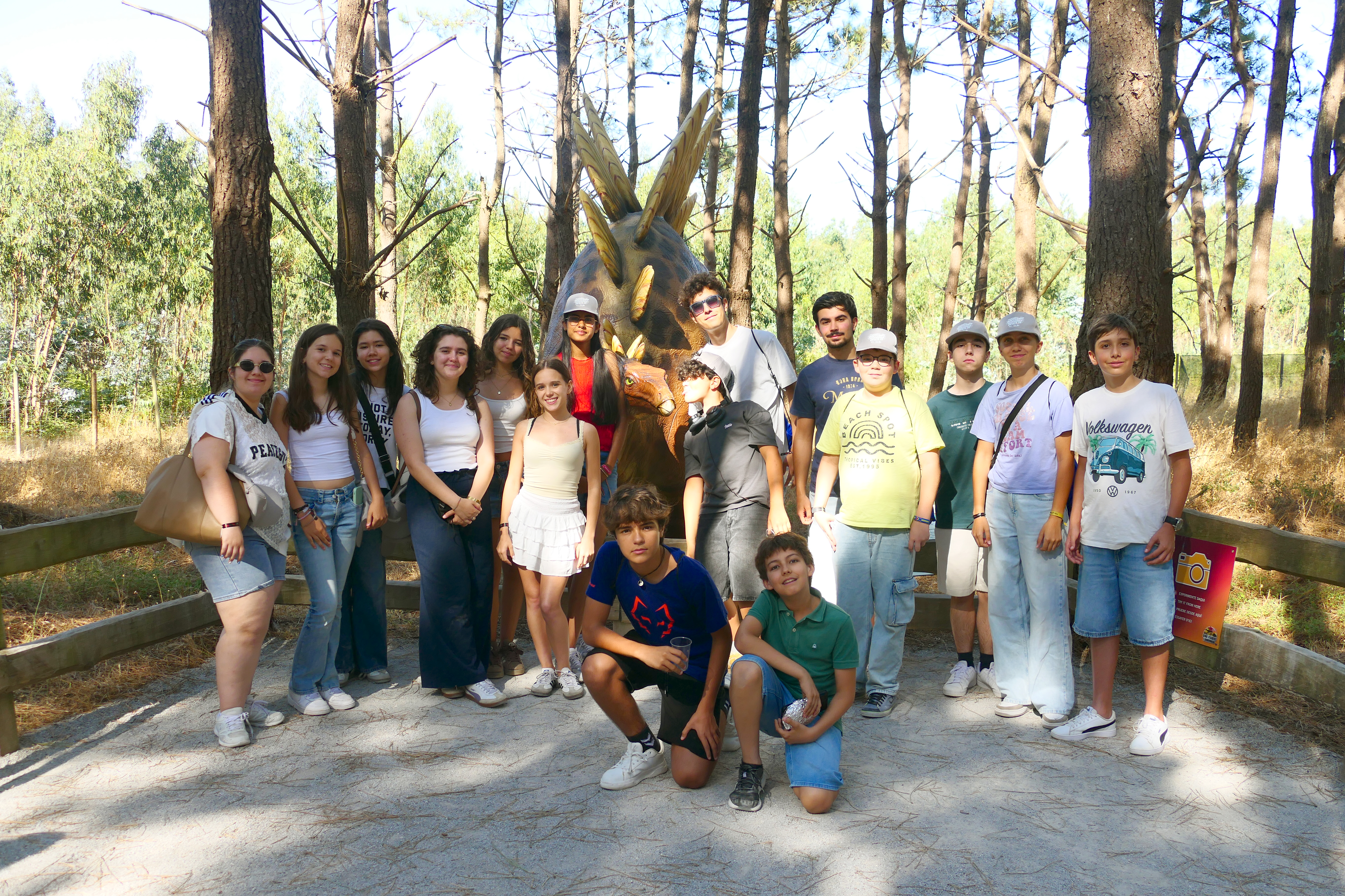 jovens do conselho nacional em grupo no dinoparque