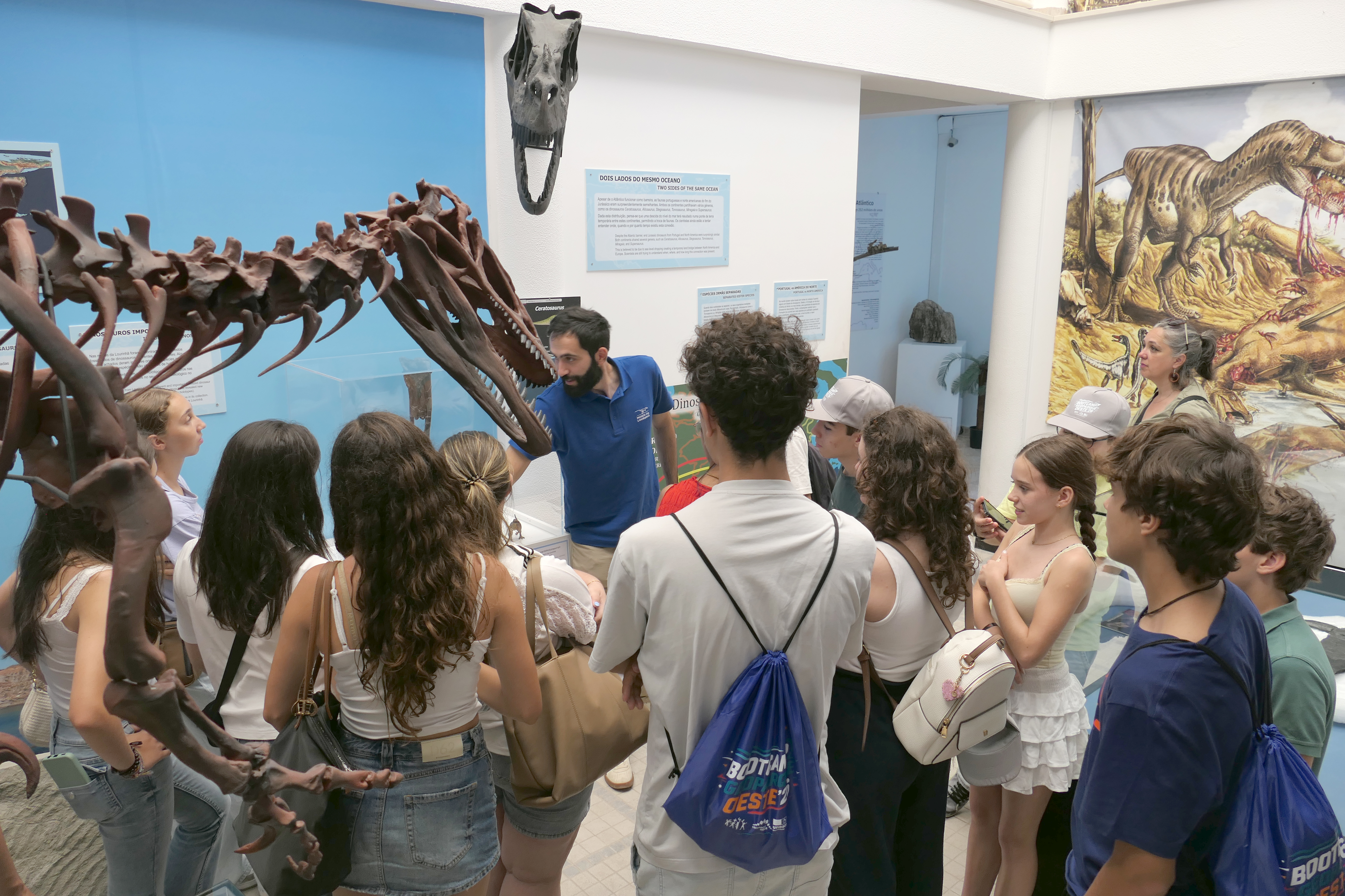 jovens do cncj a ouvir um adulto a falar sobre dinossauros