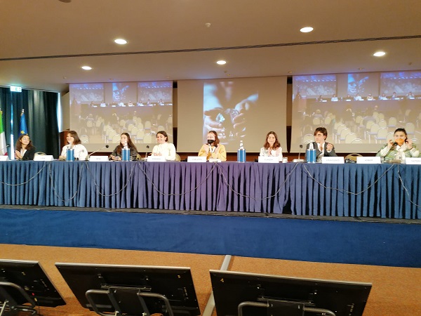 imagem dos palestrantes sentados a uma mesa