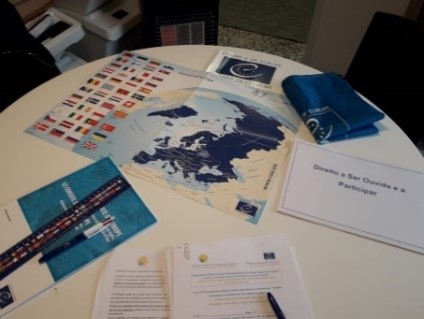 mesa redonda com mapas e documentos do Conselho da Europa