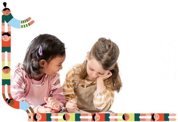duas crianças sobre um fundo branco, com os bonecos coloridos do projeto